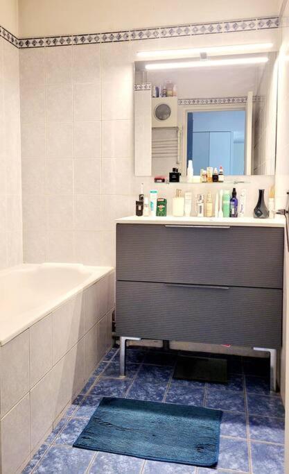 Lovely Artist Appartment Париж Экстерьер фото